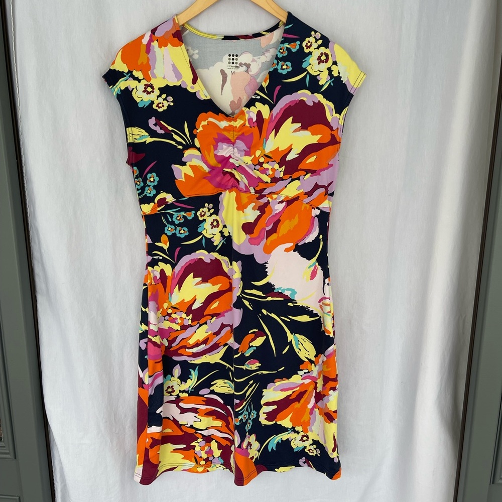 TITLE NINE DREAM ON DRESS
Navy/orange/yellow floral
V neck